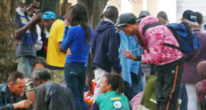 プリンセーザ・イザベル広場で群れを成す麻薬常用者達（Alan White/Fotos Públicas）