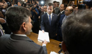 テメル大統領罷免請求状を提出する、クラウジオ・ラマッキアＯＡＢ会長（Lula Marques/AGPT）
