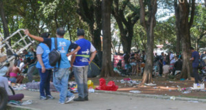 プリンセーザ・イザベル広場に集まった常用者とそれを見守る市の職員（Fernanda Carvalho/Fotos Publicas）