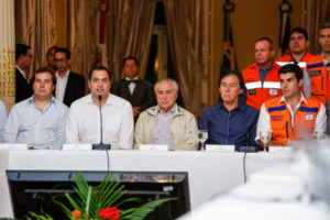 テメル大統領の訪問を受けた会合後の記者会見（左からロドリゴ・マイア下院議長、レナン・フィーリョ・アラゴアス州知事、テメル大統領、エウニシオ・オリヴェイラ上院議長、ルイ・パルメイラ・マセイイオー市長（Alan Santos/PR）
