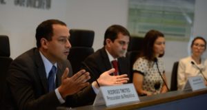 元知事を巡る新たな作戦について記者会見で語る連邦検察庁のロドリゴ・チモチオ検事（Tomaz Silva/Agência Brasil）