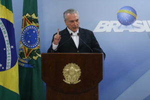 記者会見で音声データ改ざんの可能性を上げ、捜査停止を求めたテメル大統領（José Cruz/Agência Brasil）