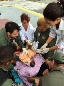 パラー州ベレンのサンタカーザ病院に運ばれてきた妊婦がヘリポートで生んだ赤ちゃんを取り扱う医師や看護婦達（ASCOM/SEGUP）