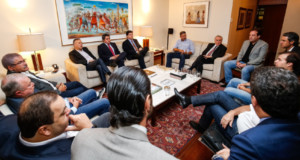 下院議長公邸で与党の下議たちと会合を持つテメル大統領（Alan Santos/PR）