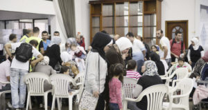 サンパウロ市役所のシリア難民支援の様子（Foto: Eduardo Ogata/São Paulo Carinhosa, 21/3/2015)