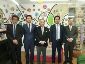 （左から）大山泰弘事業部長、長谷川取締役、石塚尚最高顧問、田所社長、河野賢治主任