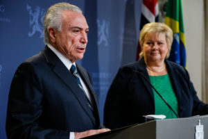 首脳会談後の記者会見でのテメル大統領（左）とソルベルグ首相（Beto Barata/PR/Fotos Publicas）