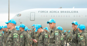 ハイチに向かったブラジル軍兵士たち（Tereza Sobreira）