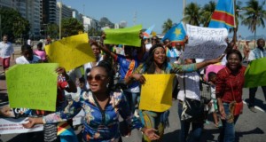 リオで母国の窮状を訴え行進するコンゴ民主共和国からの難民たち（Fernando Frazão/Agência Brasil）
