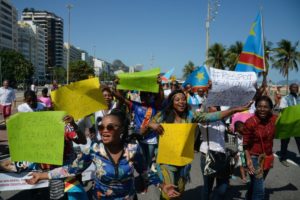 リオで母国の窮状を訴え行進するコンゴ民主共和国からの難民たち（Fernando Frazão/Agência Brasil）