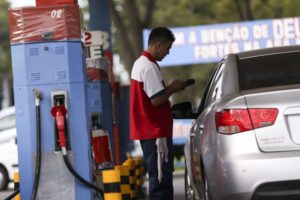 ブラジリアでは、ガソリン代大幅割引のため、多くの車がガソリンスタンドに集った（Marcelo Camargo/Agencia Brasil）