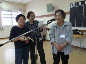 友人たちと一緒に民謡を楽しむ玉井さん（写真右）