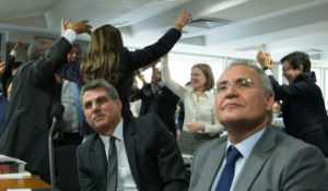 共にＰＭＤＢでありながら法案反対派のレナン元上院議長（右）と、法案推進派のジュカー上議（左）（Lula Marques/AGPT）