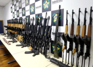 ガレオン空港で押収された自動小銃（Carlos Magno）
