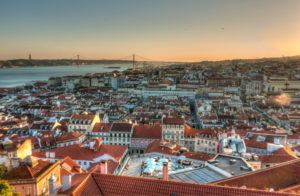 首都リスボンの美しい夕暮れ（By Alexander De Leon Battista (Flickr), via Wikimedia Commons）