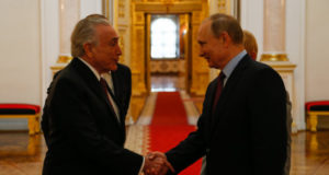 クレムリン宮殿でプーチン大統領（右）と挨拶を交わすテメル大統領（Beto Barata/PR/Fotos Pública）