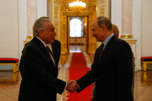 クレムリン宮殿でプーチン大統領（右）と挨拶を交わすテメル大統領（Beto Barata/PR/Fotos Pública）