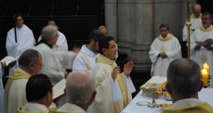 セー大聖堂でミサを執り行う赤嶺大司教