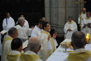 セー大聖堂でミサを執り行う赤嶺大司教