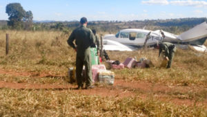 コカイン空輸中にブラジル空軍に発見され、強制着陸させられた双発機（PM Goiás/Fotos Públicas）