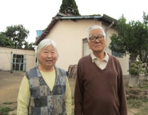 健康の秘訣は毎朝身体を動かすこと。「最近はウォーキングというよりも、散策に変わった」という大浦文雄さん（93歳）と千代子さん（87歳）夫妻