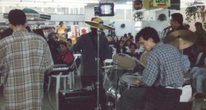 全盛期の賑やかなブラジリアンプラザ。ブラジル人バンドのライブ演奏（１９９６年１２月撮影）