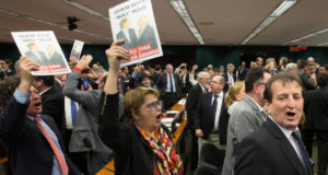 １３日の下院でテメル大統領の告発に反対する議員ら（Lula Marques/Agência PT）