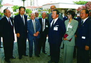 友好病院を訪ねる神内さんを歓迎する故野村丈吾連邦議員、田中克之在サンパウロ総領事、橘富士雄南米銀行名誉会長、和井援協会長ら