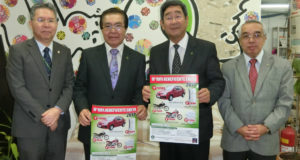 （左から）足立事務局長、与儀会長、洲崎副会長、吉川特別企画委員長