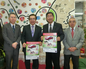（左から）足立事務局長、与儀会長、洲崎副会長、吉川特別企画委員長