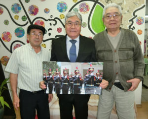 （左から）日野事務長、平崎会長、毛利顧問