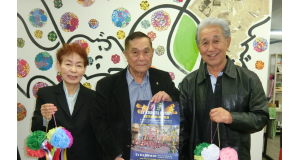 （左から）来社した市田さん、池崎会長、秋村実行委員長