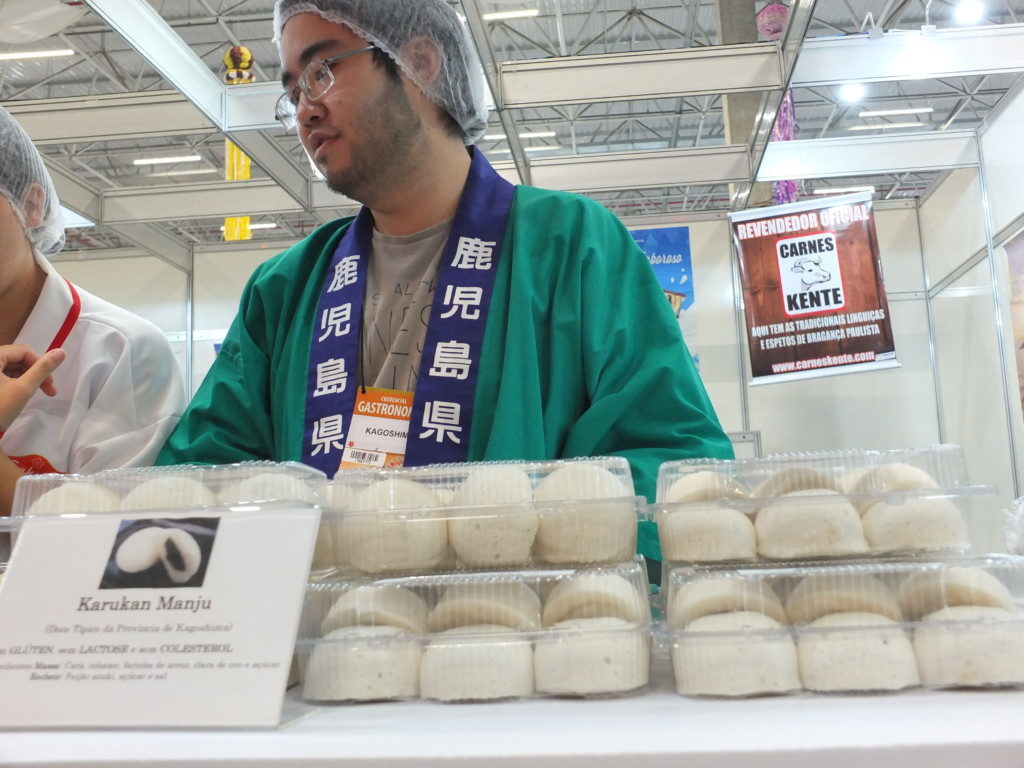 鹿児島県人会は銘菓「かるかん饅頭」を販売