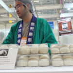 鹿児島県人会は銘菓「かるかん饅頭」を販売