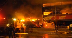 事故直後、飛行機がぶつかり炎上する近隣のＴＡＭ社の建物（Milton Mansilha/Agência Lusa）