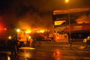 事故直後、飛行機がぶつかり炎上する近隣のＴＡＭ社の建物（Milton Mansilha/Agência Lusa）