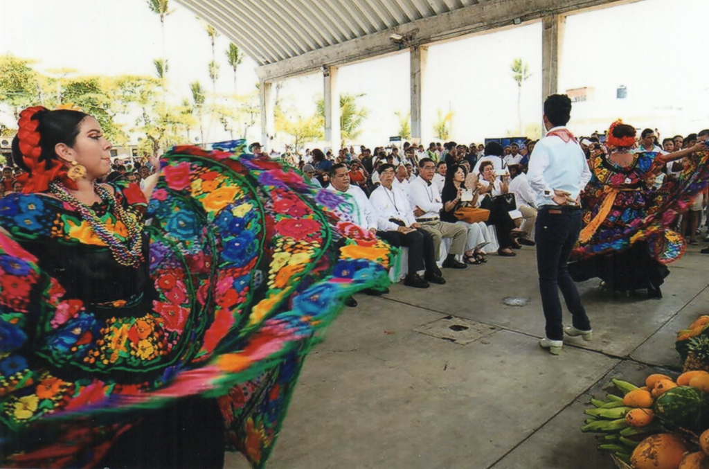 ＵＮＥＳＣＯ無形文化遺産に登録されている軽快な音楽と色彩豊かな民族衣装をまとった伝統舞踊のマリアッチ。メキシコには３２州あり、伝統的なマリアッチは各地それぞれに踊りも衣装も足取りも異なるが、いずれも全身を躍動させて踊り、陽気に歌うのは、悲しみや苦しみを克服する願いの共鳴からだと言われている。