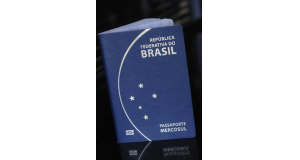 ブラジルのパスポート（Foto: Isaac Amorim/MJ）