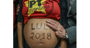 未来を感じさせる胎児と来年の大統領選を重ねあわせた支持者と、ルーラの左手（Foto: Ricardo Stuckert）