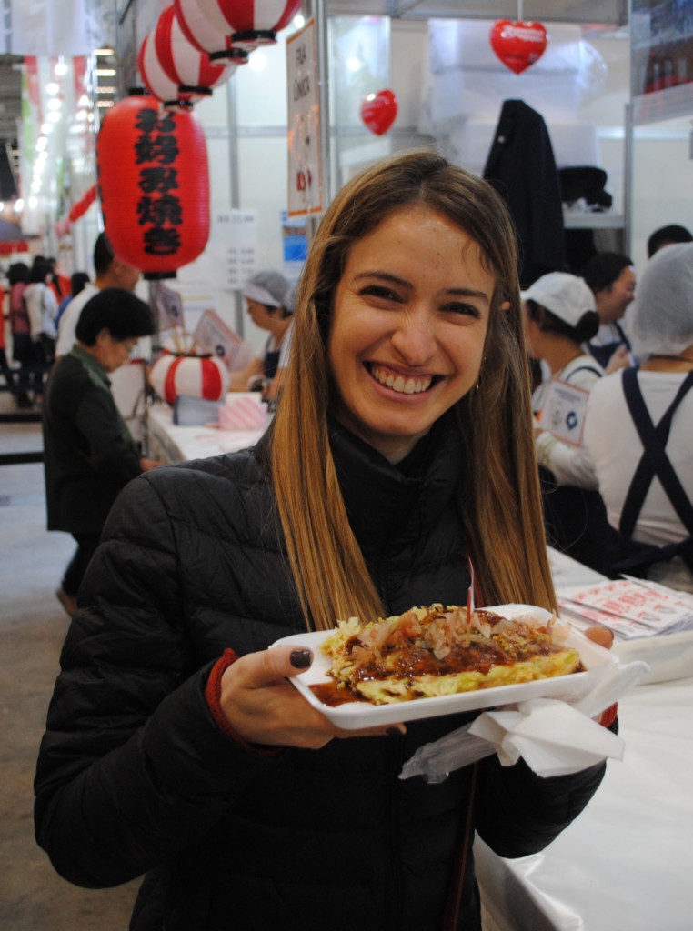 大人気の和歌山県人会「関西風お好み焼き」。食べるのは３回目というリピーターも