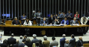 ２９日の下院での大統領告発報告の風景（Lucio Bernardo Jr./Câmara dos Deputados/FotosPúblicas）