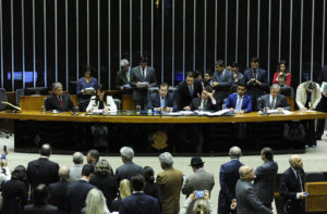 ２９日の下院での大統領告発報告の風景（Lucio Bernardo Jr./Câmara dos Deputados/FotosPúblicas）