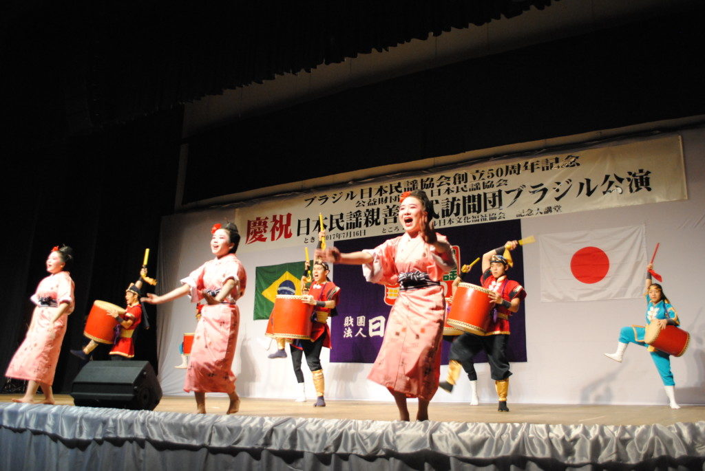 琉球舞踊の上映。可憐な踊りと迫力のある太鼓で魅了