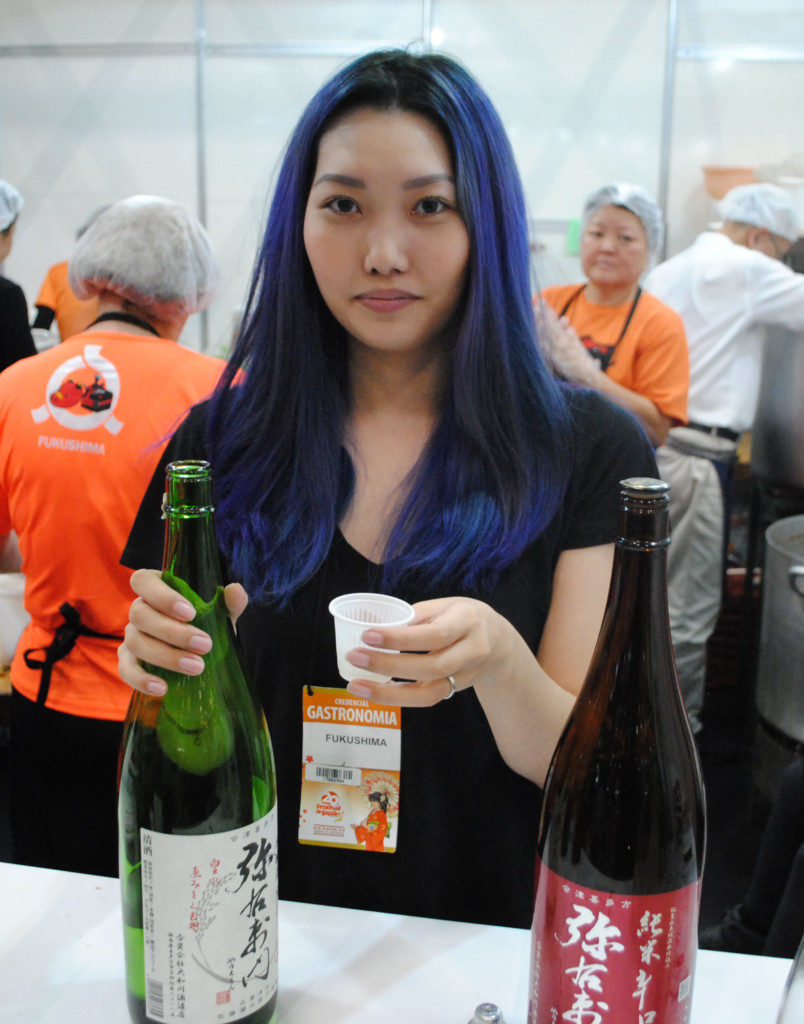 福島県人会では福島産日本酒の試飲を提供