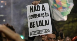 「ルーラを有罪にするな」との紙を掲げるルーラ支持者（Roberto Parizotti/CUT Doação）