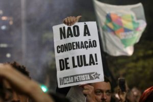 「ルーラを有罪にするな」との紙を掲げるルーラ支持者（Roberto Parizotti/CUT Doação）