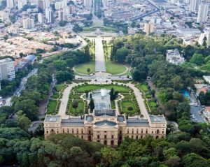 独立公園の全景、手前がパウリスタ博物館（By kl25031 (Flickr), via Wikimedia Commons）