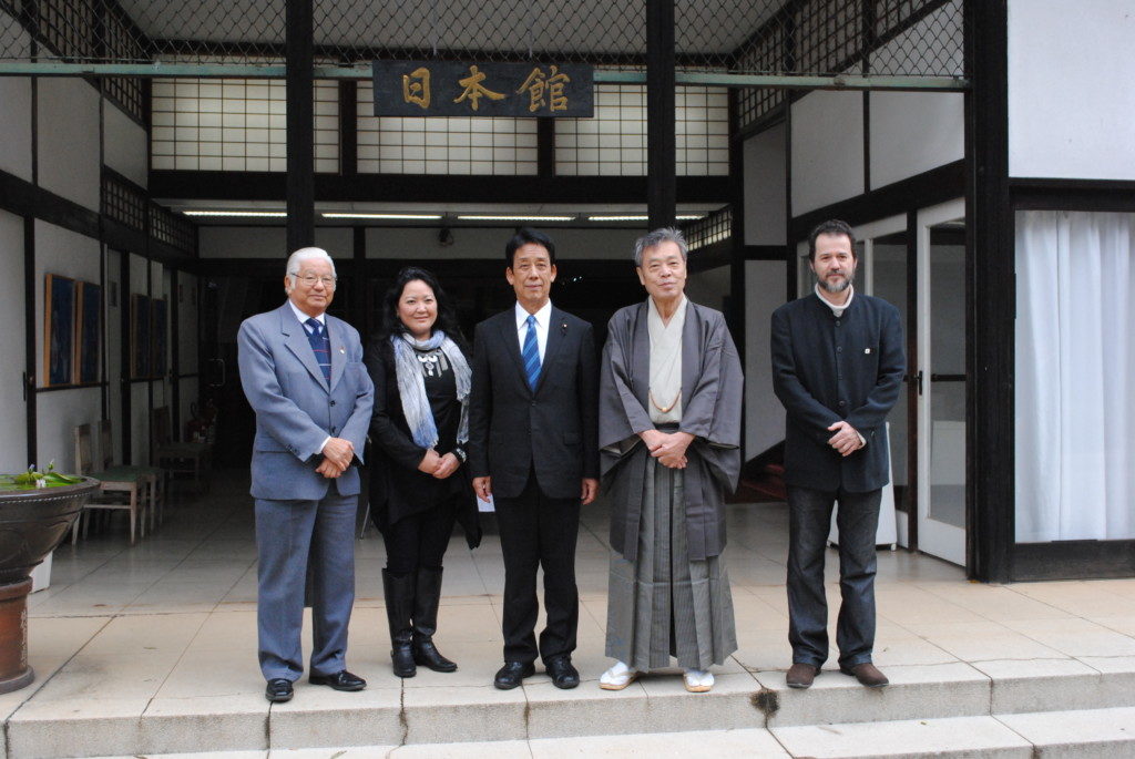 日本館を訪問した川端衆議（中央）と穀田衆議（右から２番目）