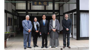 日本館を訪問した川端衆議（中央）と穀田衆議（右から２番目）