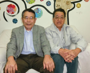 （左から）中沢会長、長井技師